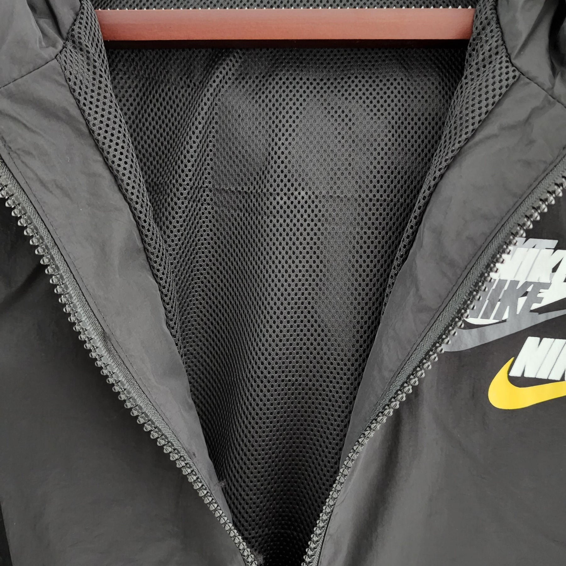 Corta Vento Nike SportWear - Preto